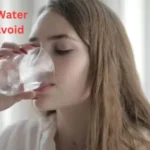 A glass of water placed on a table, highlighting the importance of drinking water correctly to maintain good health.